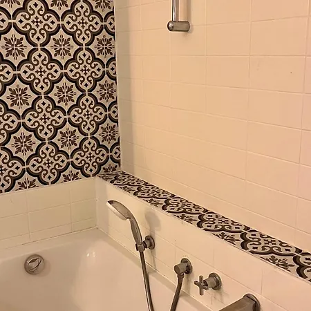 Artist's - & Private Courtyard - 200m2 Villa *